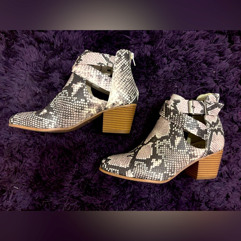 ⭐️NEW Fergalicious Snake Print Cutout Bootie Size 7⭐️